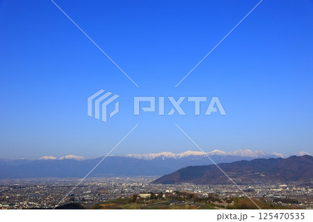 甲府盆地と南アルプスの景色 125470535