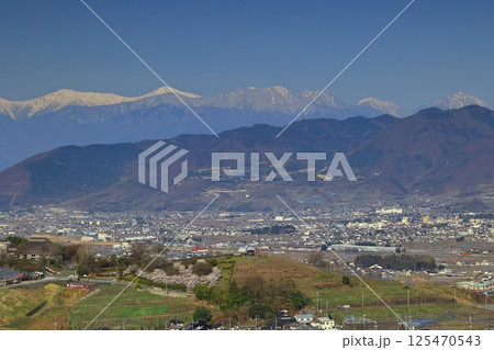甲府盆地と南アルプスの景色 125470543