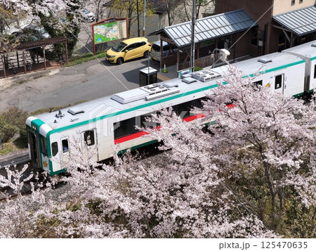 桜満開のJR陸羽東線　空撮 125470635