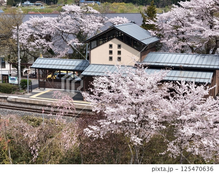 桜満開のJR陸羽東線　空撮 125470636