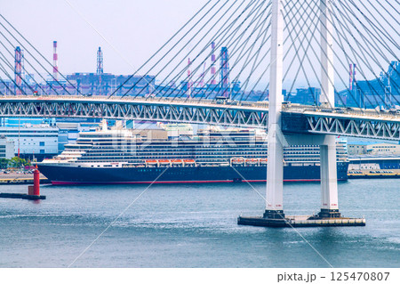 日本の横浜都市景観　大黒ふ頭の豪華客船クイーン・エリザベスを望む（横浜に豪華客船4隻）＝4月26日 125470807