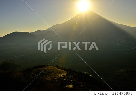 天子山地の竜ヶ岳より　富士山に昇る朝日 125470979
