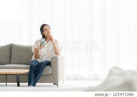 ソファに座ってくつろぐ女性 125471366