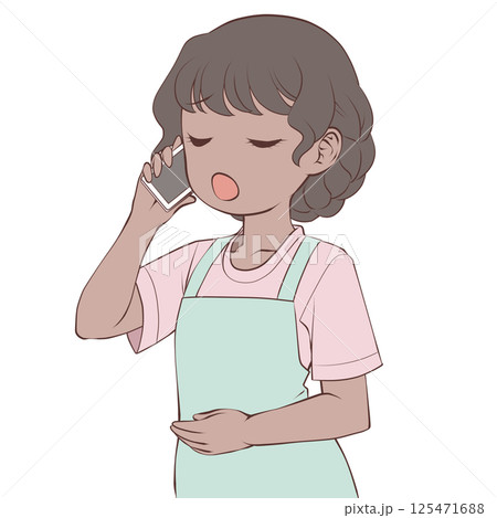 スマホで電話をかけるエプロン姿の褐色肌の女性・呆れる スマホで電話をかけるエプロン姿の褐色肌の女性・呆れる 125471688