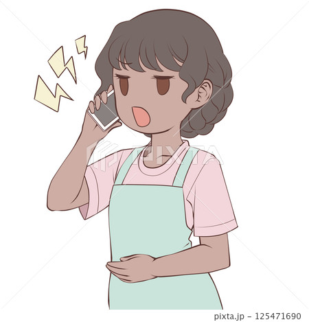 スマホで電話をかけるエプロン姿の褐色肌の女性・怒る スマホで電話をかけるエプロン姿の褐色肌の女性・怒る 125471690
