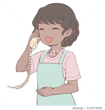 受話器を持って話すエプロン姿の褐色肌の女性・笑顔 受話器を持って話すエプロン姿の褐色肌の女性・笑顔 125471692