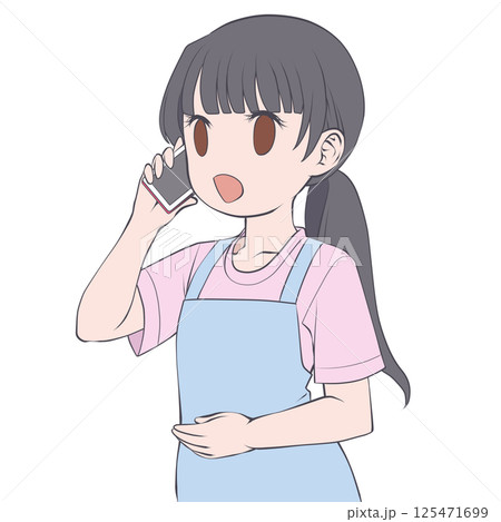 スマホで電話をかけるエプロン姿の黒髪の女性・笑顔 スマホで電話をかけるエプロン姿の黒髪の女性・笑顔 125471699