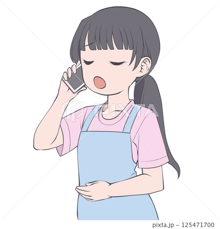 スマホで電話をかけるエプロン姿の黒髪の女性・呆れる スマホで電話をかけるエプロン姿の黒髪の女性・呆れる 125471700
