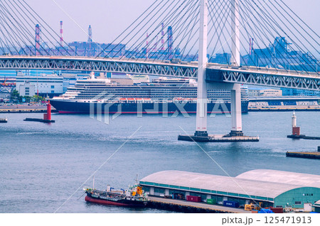 日本の横浜都市景観　大黒ふ頭の豪華客船クイーン・エリザベスを望む（横浜に豪華客船4隻）＝4月26日 125471913