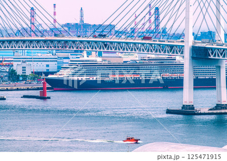 日本の横浜都市景観 大黒ふ頭の豪華客船クイーン・エリザベスを望む(横浜に豪華客船4隻)=4月26日 日本の横浜都市景観 大黒ふ頭の豪華客船クイーン・エリザベスを望む(横浜に豪華客船4隻)=4月26日 125471915