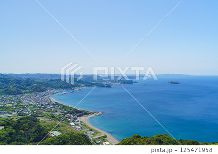 【千葉県安房郡鋸南町】鋸山からみた元名海岸・保田中央海岸方面の風景 【千葉県安房郡鋸南町】鋸山からみた元名海岸・保田中央海岸方面の風景 125471958