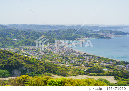【千葉県安房郡鋸南町】鋸山からみた保田中央海岸・保田漁港方面の風景 【千葉県安房郡鋸南町】鋸山からみた保田中央海岸・保田漁港方面の風景 125471960