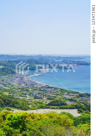 【千葉県安房郡鋸南町】鋸山からみた保田中央海岸・保田漁港方面の風景 125471961