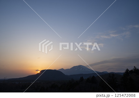 夕暮れの残雪がある浅間山 夕暮れの残雪がある浅間山 125472008