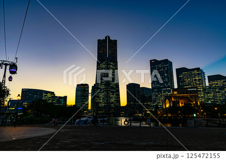 大さん橋から見たみなとみらいの夕景 125472155