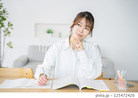 自宅で勉強する女性 資格取得 自宅で勉強する女性 資格取得 125472420