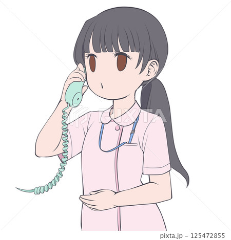 受話器を持って話す黒髪の女性看護師・呼び出し中 125472855