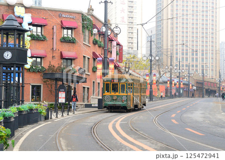 中国大連市にある旧日本人街を再開発した観光スポット東関街に到着するレトロな車両の路面電車です。 中国大連市にある旧日本人街を再開発した観光スポット東関街に到着するレトロな車両の路面電車です。 125472941