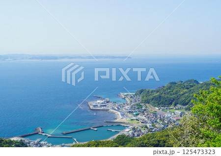 【千葉県富津市】鋸山から見た金谷漁港方面の風景 【千葉県富津市】鋸山から見た金谷漁港方面の風景 125473323