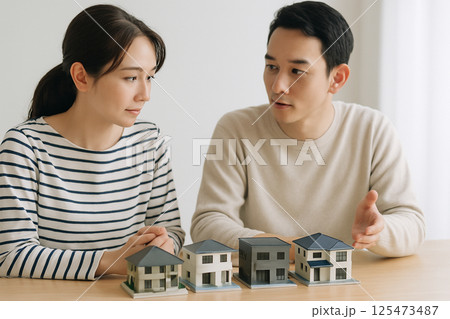 住宅模型を比較しながら選ぶカップル 125473487