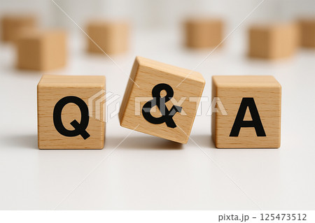Q&Aを表す木製ブロックの構図 Q&Aを表す木製ブロックの構図 125473512