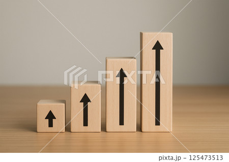 上昇トレンドを示す木製ブロックの構成 上昇トレンドを示す木製ブロックの構成 125473513