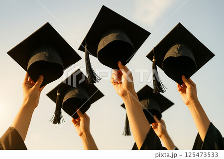 卒業の喜びを分かち合う瞬間 125473533