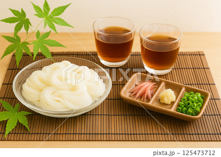 竹マットと切子皿で味わう伝統のそうめん 125473712