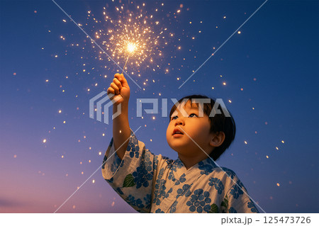 浴衣姿の日本人の子供が夜空に線香花火を掲げる様子 125473726