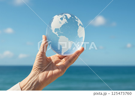 子どもが手にする緑の地球と未来への希望 125473760