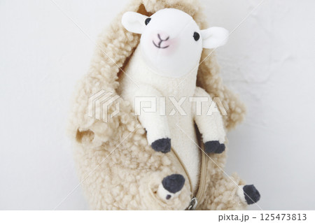 白い背景度撮った羊のぬいぐるみ 125473813