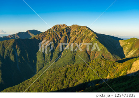 モルゲンロートの赤石岳　南アルプス　悪沢岳と荒川岳登山 125473835