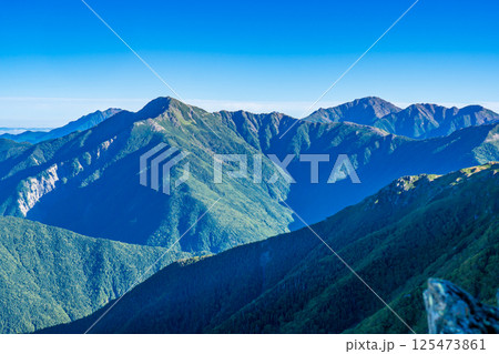 荒川中岳から見る塩見岳と間ノ岳 南アルプス 悪沢岳と荒川岳登山 荒川中岳から見る塩見岳と間ノ岳 南アルプス 悪沢岳と荒川岳登山 125473861