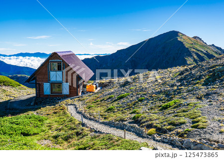 荒川中岳避難小屋と悪沢岳　南アルプス　悪沢岳と荒川岳登山 125473865