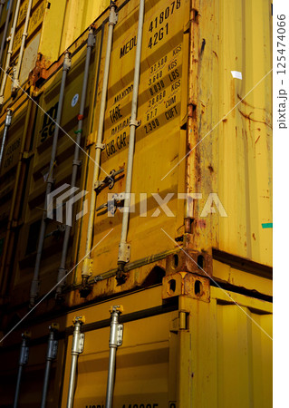 年季が入った表情がクールな海上コンテナ(イエローコンテナ) 年季が入った表情がクールな海上コンテナ(イエローコンテナ) 125474066
