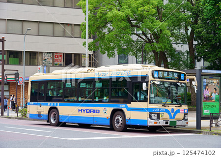 新緑のバス停に停車する横浜市営バス(アップ) 新緑のバス停に停車する横浜市営バス(アップ) 125474102