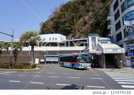 晴天の京急浦賀駅と観音崎行きの京急バス 125474138