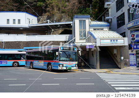 晴天の京急浦賀駅と観音崎行きの京急バス（アップ） 125474139