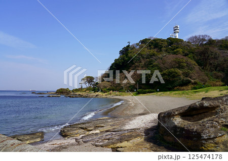 晴天の観音崎公園(海岸園地)と海上交通センターの管制塔 晴天の観音崎公園(海岸園地)と海上交通センターの管制塔 125474178