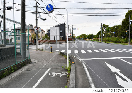 自転車専用の歩道 125474389