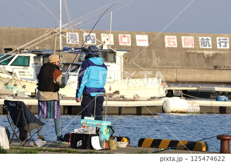 漁港で釣りをする夫婦 125474622