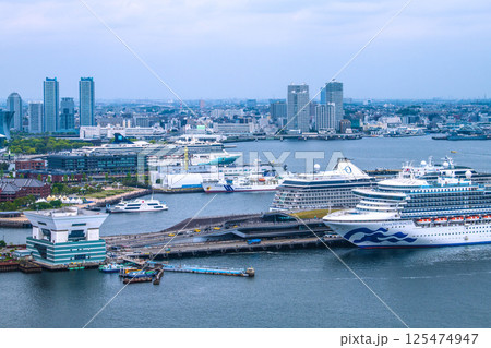 日本の横浜都市景観3隻の豪華客船。ノルウェージャン・スピリットやリビエラ、ダイヤモンド・プリンセス 日本の横浜都市景観3隻の豪華客船。ノルウェージャン・スピリットやリビエラ、ダイヤモンド・プリンセス 125474947