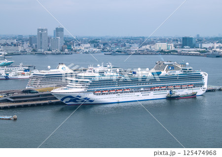 日本の横浜都市景観3隻の豪華客船。ノルウェージャン・スピリットやリビエラ、ダイヤモンド・プリンセス 125474968