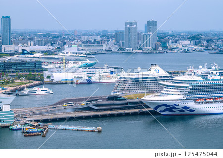 日本の横浜都市景観3隻の豪華客船。ノルウェージャン・スピリットやリビエラ、ダイヤモンド・プリンセス 125475044