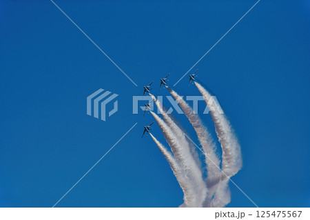 飛行機雲を引きながら飛行する航空機 ブルーインパルス　青空　航空自衛隊　戦闘機　飛行機　入間基地 125475567
