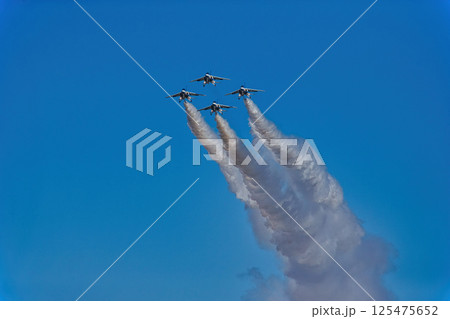 青空を飛ぶブルーインパルス ブルーインパルス 青空 航空自衛隊 戦闘機 飛行機 入間基地 青空を飛ぶブルーインパルス ブルーインパルス 青空 航空自衛隊 戦闘機 飛行機 入間基地 125475652