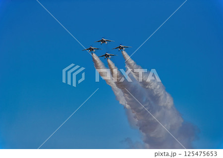 青空を飛ぶブルーインパルス ブルーインパルス　青空 航空自衛隊　戦闘機　飛行機　入間基地 125475653