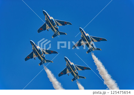 青空を飛ぶブルーインパルス ブルーインパルス　青空 航空自衛隊　戦闘機　飛行機　入間基地 125475654