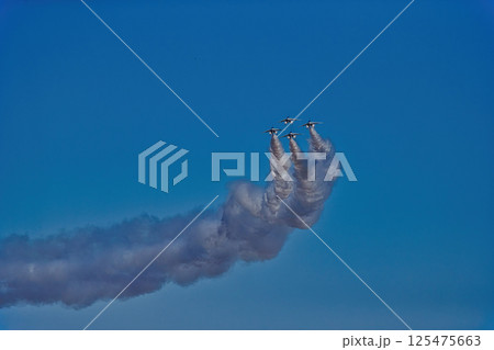 青空を飛ぶブルーインパルス ブルーインパルス　青空 航空自衛隊　戦闘機　飛行機　入間基地 125475663