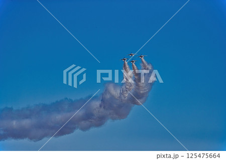青空を飛ぶブルーインパルス ブルーインパルス 青空 航空自衛隊 戦闘機 飛行機 入間基地 青空を飛ぶブルーインパルス ブルーインパルス 青空 航空自衛隊 戦闘機 飛行機 入間基地 125475664